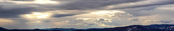 Sol Por Trás Das Nuvens Inverno Nas Montanhas Dos Cárpatos — Fotografia de Stock