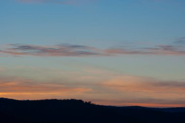 Ukrayna Karpatları 'nda günbatımında tepelerin ve ormanların silueti
