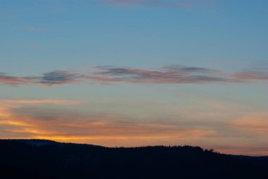 Ukrayna Karpatları 'nda günbatımında tepelerin ve ormanların silueti