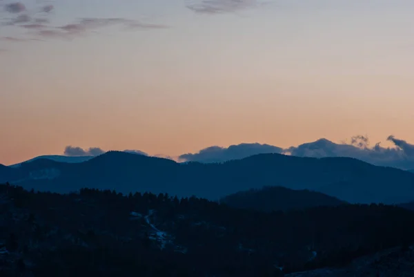 Silhouette Von Hügeln Und Wäldern Bei Sonnenuntergang Den Ukrainischen Karpaten — Stockfoto