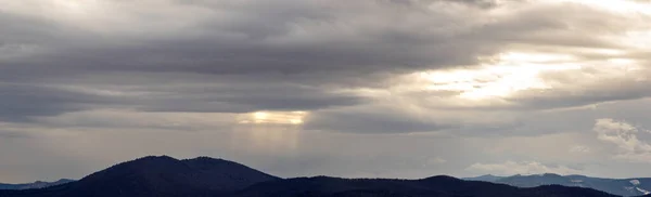 Хмари Заході Сонця Взимку Карпатських Горах — стокове фото