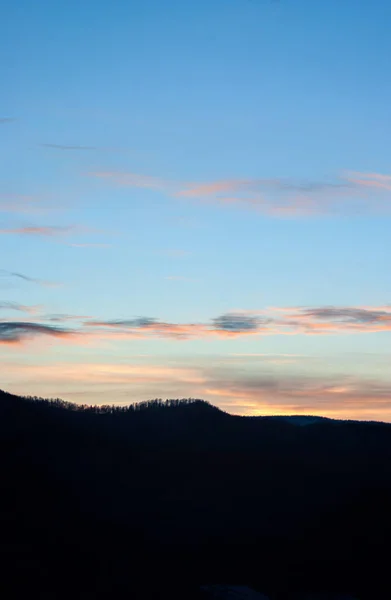 Облака Закате Зимой Карпатах — стоковое фото