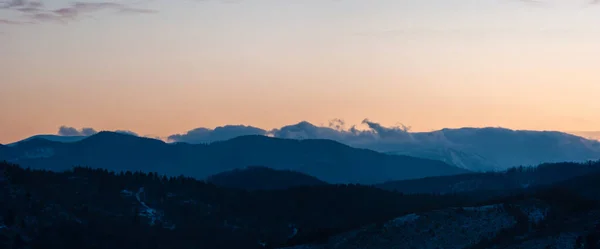 Хмари Заході Сонця Взимку Карпатських Горах — стокове фото