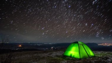Kışın gece çadır dağlarda, zaman akıp gidiyor.
