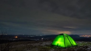 Kışın gece çadır dağlarda, zaman akıp gidiyor.