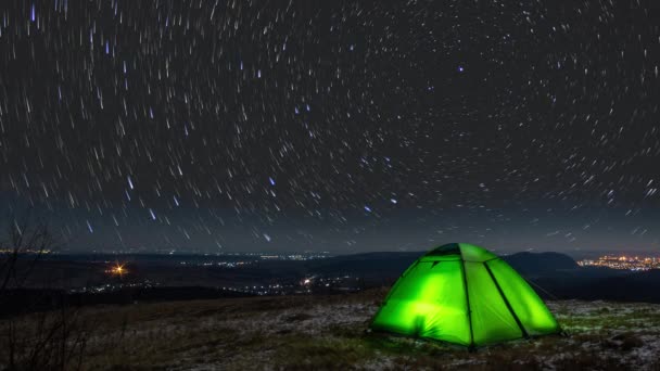 Tent 's nachts in de winter in de bergen, tijd verstrijken — Stockvideo