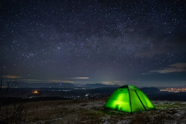 冬夜在山顶上 在星空的映衬下 免版税图库图片