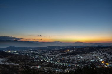 Kışın şafak vakti Ukrayna 'da Karpatlar' da