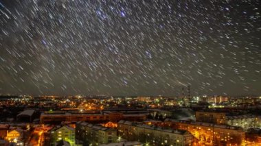 Zaman çizelgesi kışın şehrin üzerinde yol alır.