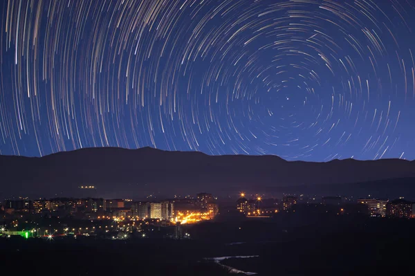 Vestígios Estrelas Céu Contra Fundo Das Montanhas Cidade — Fotografia de Stock