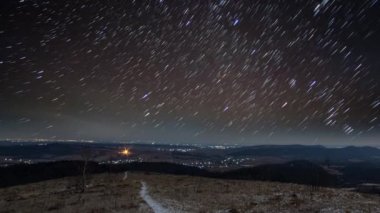 Kışın gece dağlarda, zaman akıp gidiyor.