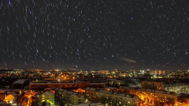 Timelapse étoiles sentiers au-dessus de la ville en hiver — Video