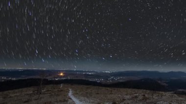 Kışın gece dağlarda, zaman akıp gidiyor.