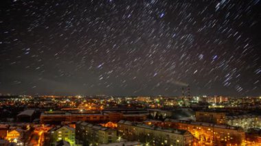 Zaman çizelgesi kışın şehrin üzerinde yol alır.
