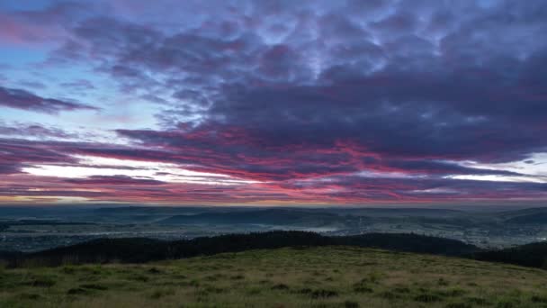 Chmury Timelapse nad wioską w zimowy wieczór — Wideo stockowe