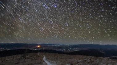 Kışın gece dağlarda, zaman akıp gidiyor.