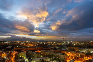 Ukrayna 'da günbatımı ile birlikte akşam şehir arka planı