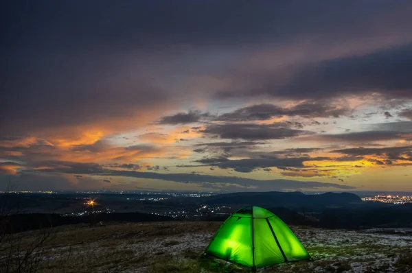 Tent Top Van Berg Tegen Achtergrond Van Zonsondergang — Stockfoto