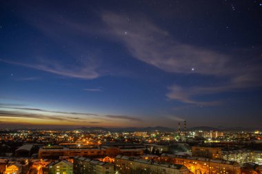 Bir Avrupa şehrinde sabahın erken saatlerinde güzel bir gün doğumu