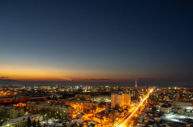 Ukrayna şehrinde şafak vakti şehir ışıkları