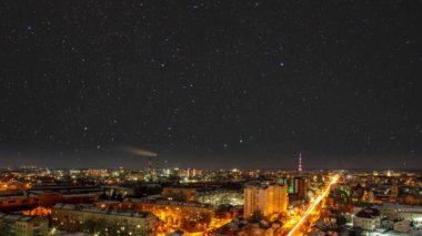 Ukrayna 'nın gece şehrinde güzel yıldızlar