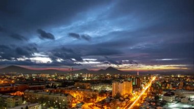 Ukrayna 'daki gece şehrinde bulutlar