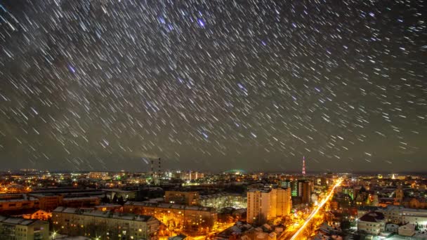 Piękne gwiazdy nad nocnym miastem na Ukrainie — Wideo stockowe