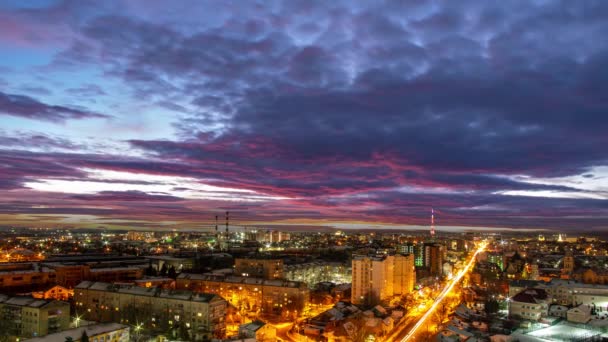 Moln över natten staden i Ukraina — Stockvideo
