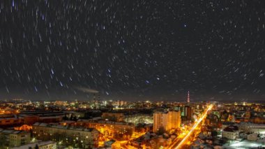 Ukrayna 'nın gece şehrinde güzel yıldızlar