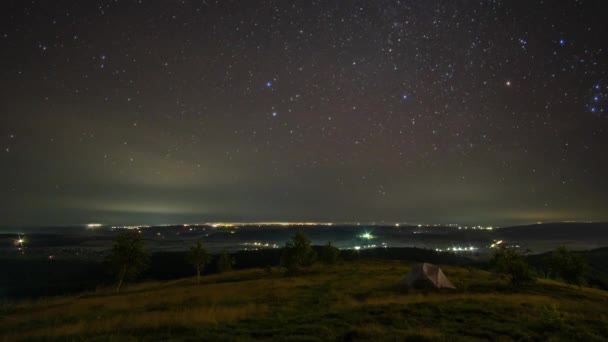 Намет на тлі слідів зірок навесні в горах — стокове відео