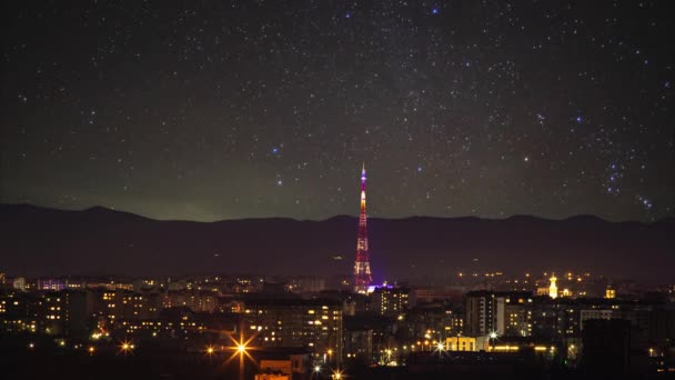 Torre de TV na cidade noturna contra o fundo das estrelas — Vídeo de Stock