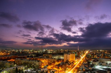 Gece şehir ışıkları gün batımında