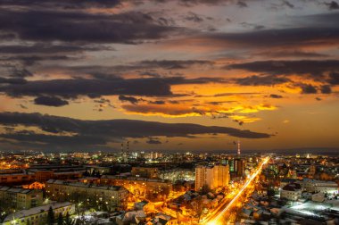 Gece şehir ışıkları gün batımında