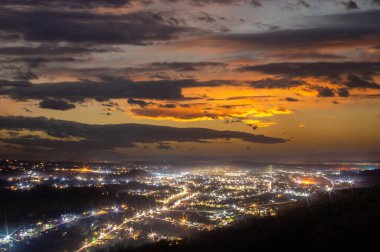 Gece şehir ışıkları gün batımında