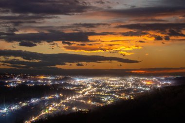 Gece şehir ışıkları gün batımında