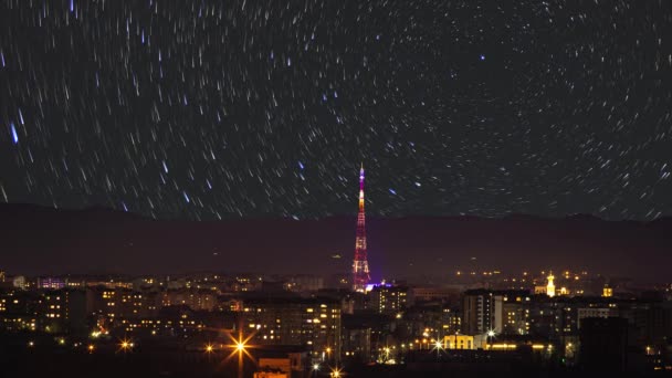 Torre de televisión en la ciudad nocturna sobre el fondo de las estrellas — Vídeo de stock