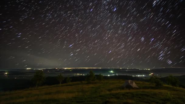 Tält på bakgrunden av spår av stjärnor på våren i bergen — Stockvideo