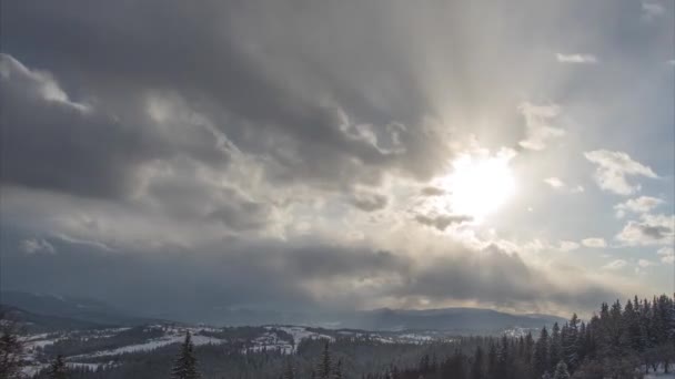 Solen Bland Molnen Vintern Karpatiska Bergen Timelapse Högkvalitativ Film — Stockvideo