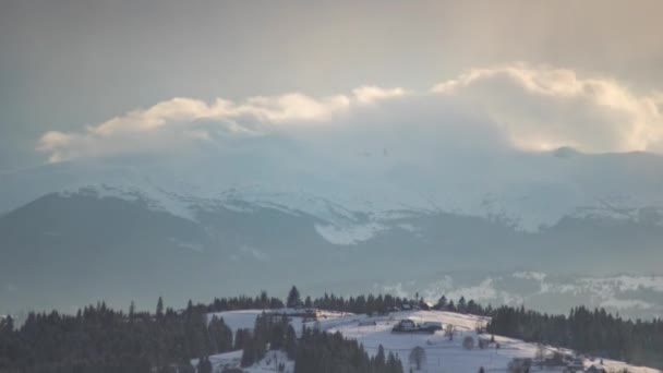 Egy Falu Kárpátok Télen Háttérben Hegyek Időapszis Kiváló Minőségű Felvételek — Stock videók