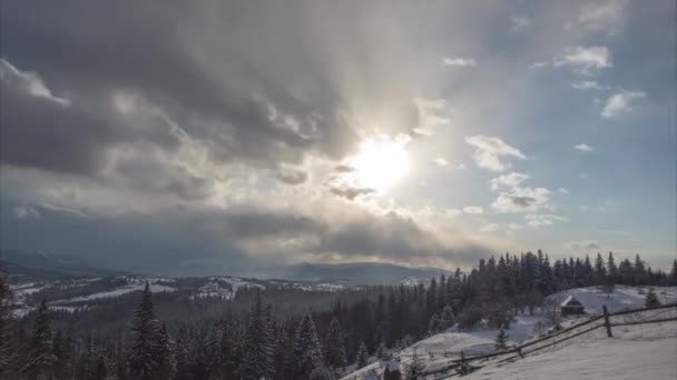 Solen Bland Molnen Vintern Karpatiska Bergen Timelapse Högkvalitativ Film — Stockvideo