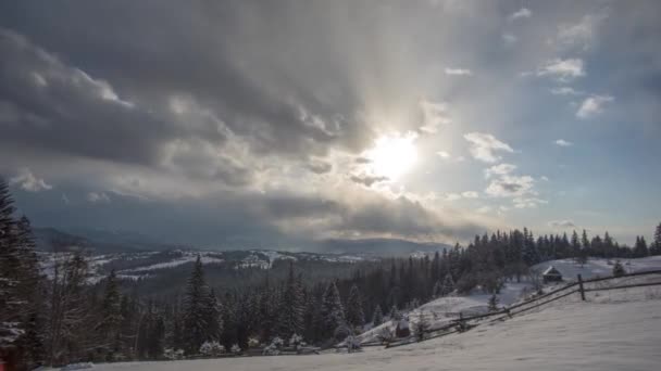 Sol Entre Nuvens Inverno Nas Montanhas Dos Cárpatos Timelapse Imagens — Vídeo de Stock
