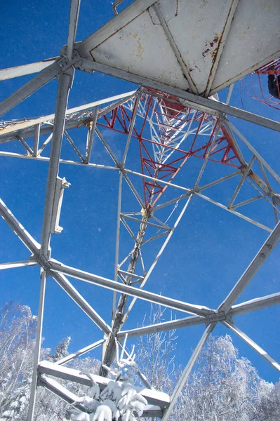 Televisão Congelada Torre Celular Inverno Nas Montanhas Dos Cárpatos — Fotografia de Stock