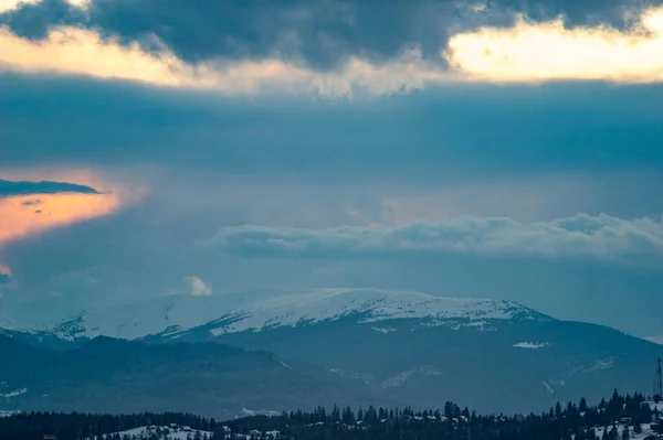 Panorama Uma Aldeia Inverno Nas Montanhas Dos Cárpatos Pôr Sol — Fotografia de Stock
