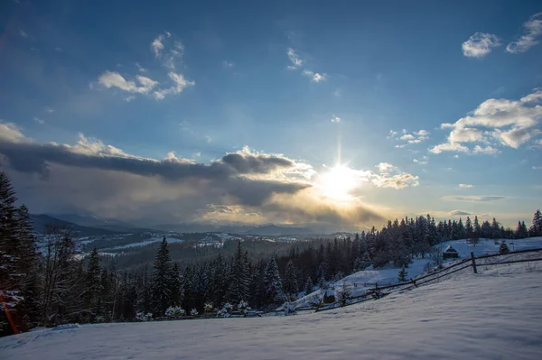 Vista Panorámica Del Pueblo Frío Nevado Día Invierno Cárpatos — Foto de Stock