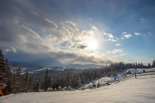 Vista Panorámica Del Pueblo Frío Nevado Día Invierno Cárpatos — Foto de Stock