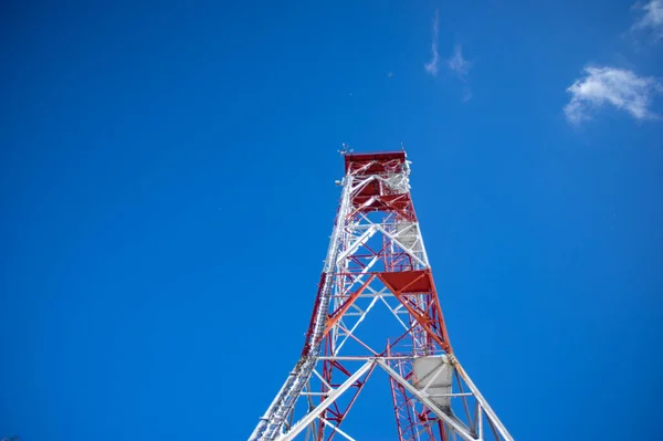 Torre Con Collegamento Antenne Nelle Montagne Dei Carpazi Contro Cielo — Foto Stock