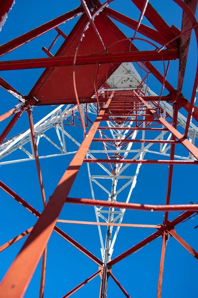 Torre Con Collegamento Antenne Nelle Montagne Dei Carpazi Contro Cielo — Foto Stock