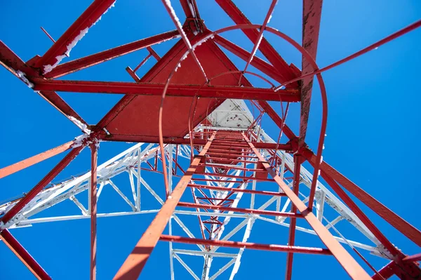 Torre Com Conexão Antenas Nas Montanhas Dos Cárpatos Contra Céu — Fotografia de Stock