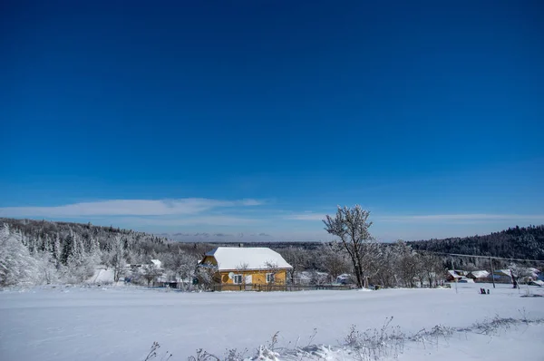 Panorama Uma Aldeia Inverno Nos Cárpatos Coberta Neve — Fotografia de Stock