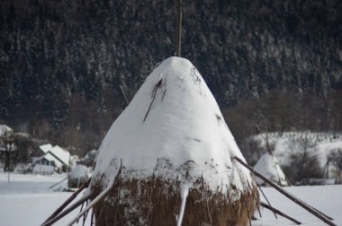Karpatya dağlarında karların altında saman yığını